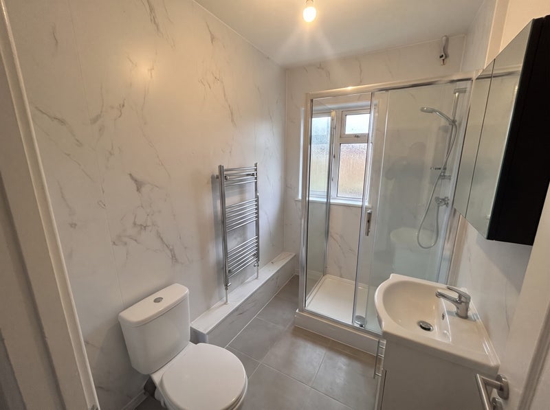 Room Empire Way in Greater London