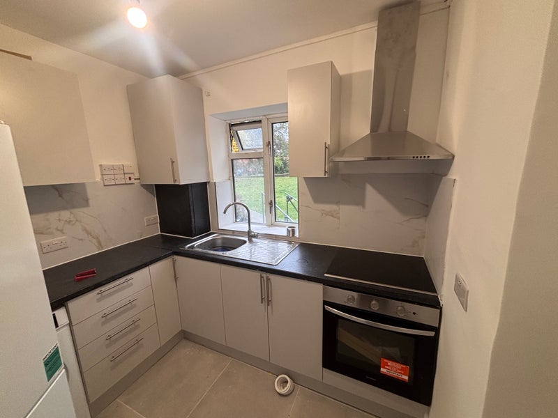Room Empire Way in Greater London