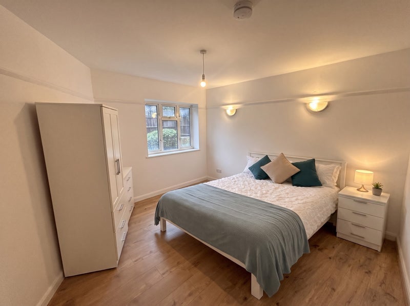 Room Empire Way in Greater London