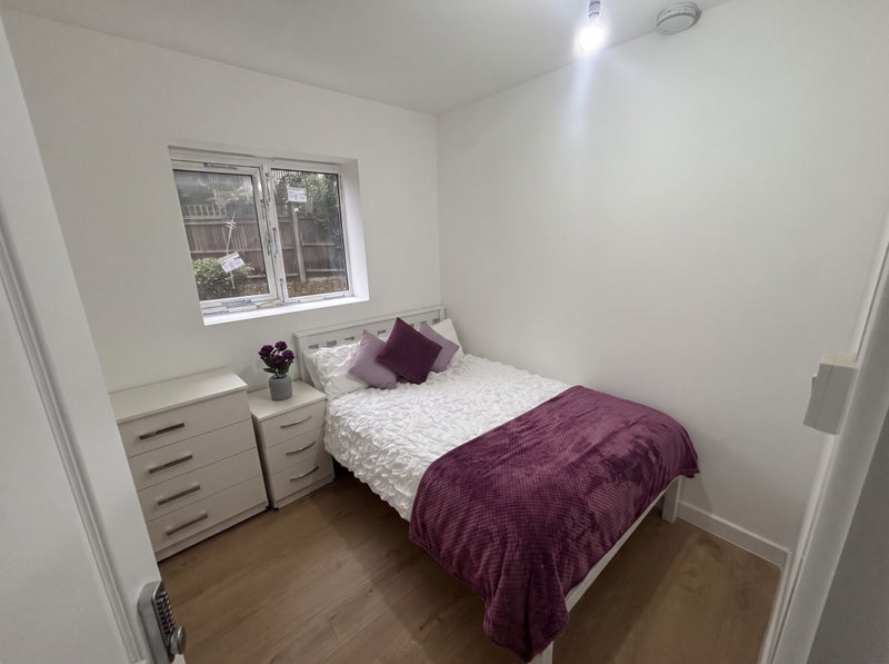 Room Empire Way in Greater London