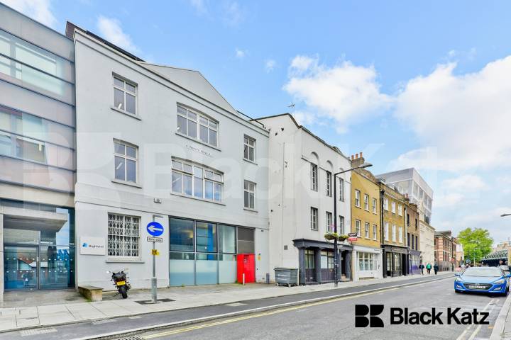 Flat Borough High Street in Greater London