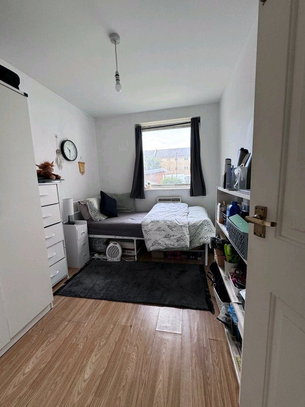Room Fishguard Way in Greater London