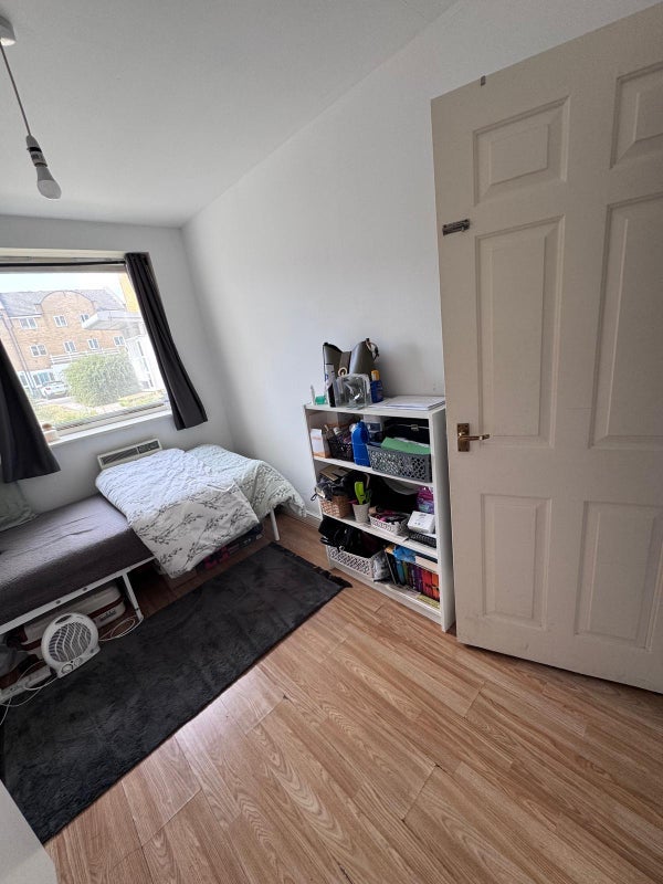 Room Fishguard Way in Greater London