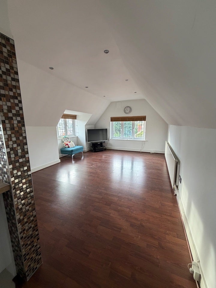 Flat Frithwood Avenue in Greater London