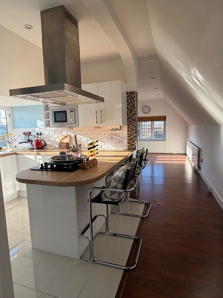 Flat Frithwood Avenue in Greater London