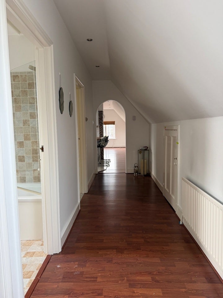 Flat Frithwood Avenue in Greater London