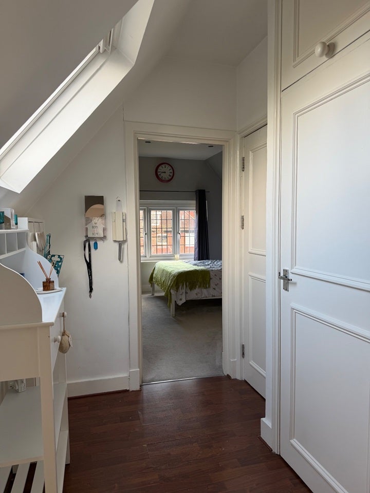 Flat Frithwood Avenue in Greater London