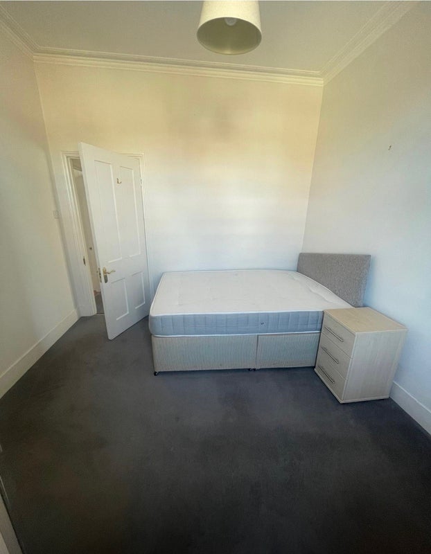 Room Abbeville Road in Greater London