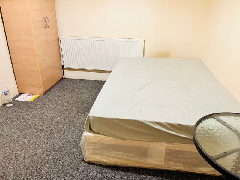 Room Steele Road in Greater London