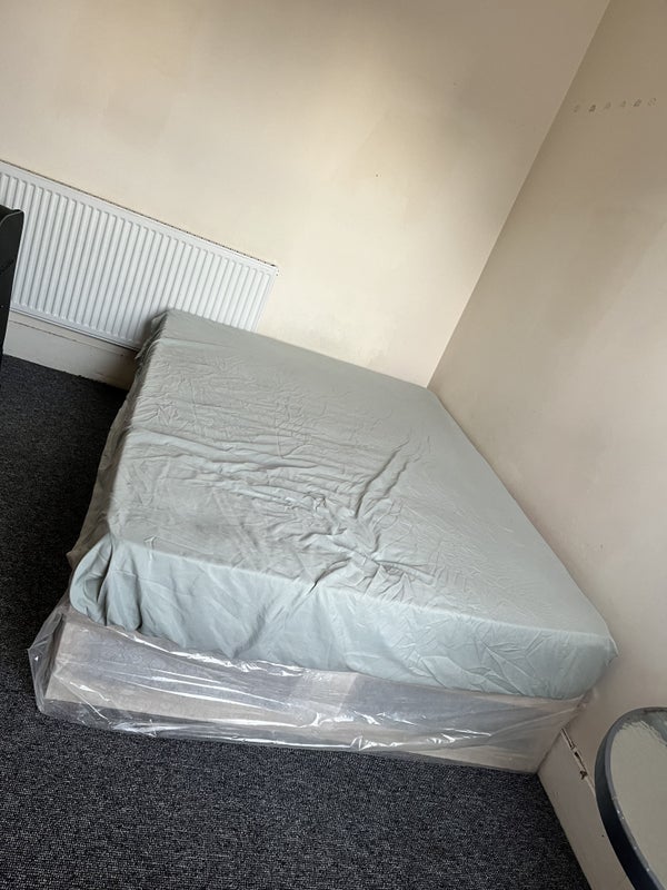 Room Steele Road in Greater London