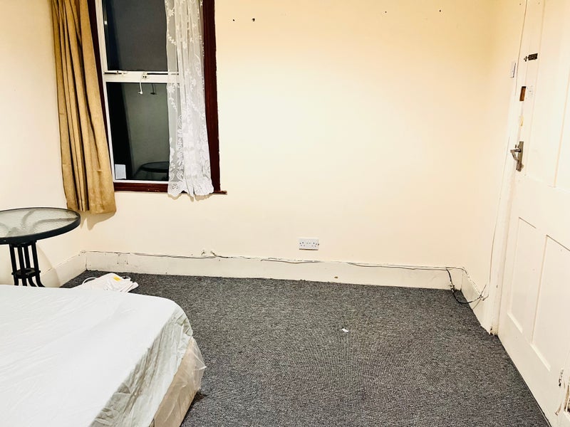 Room Steele Road in Greater London
