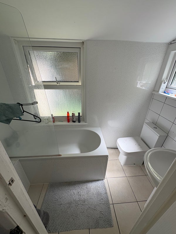 Room Fountain Road in Greater London