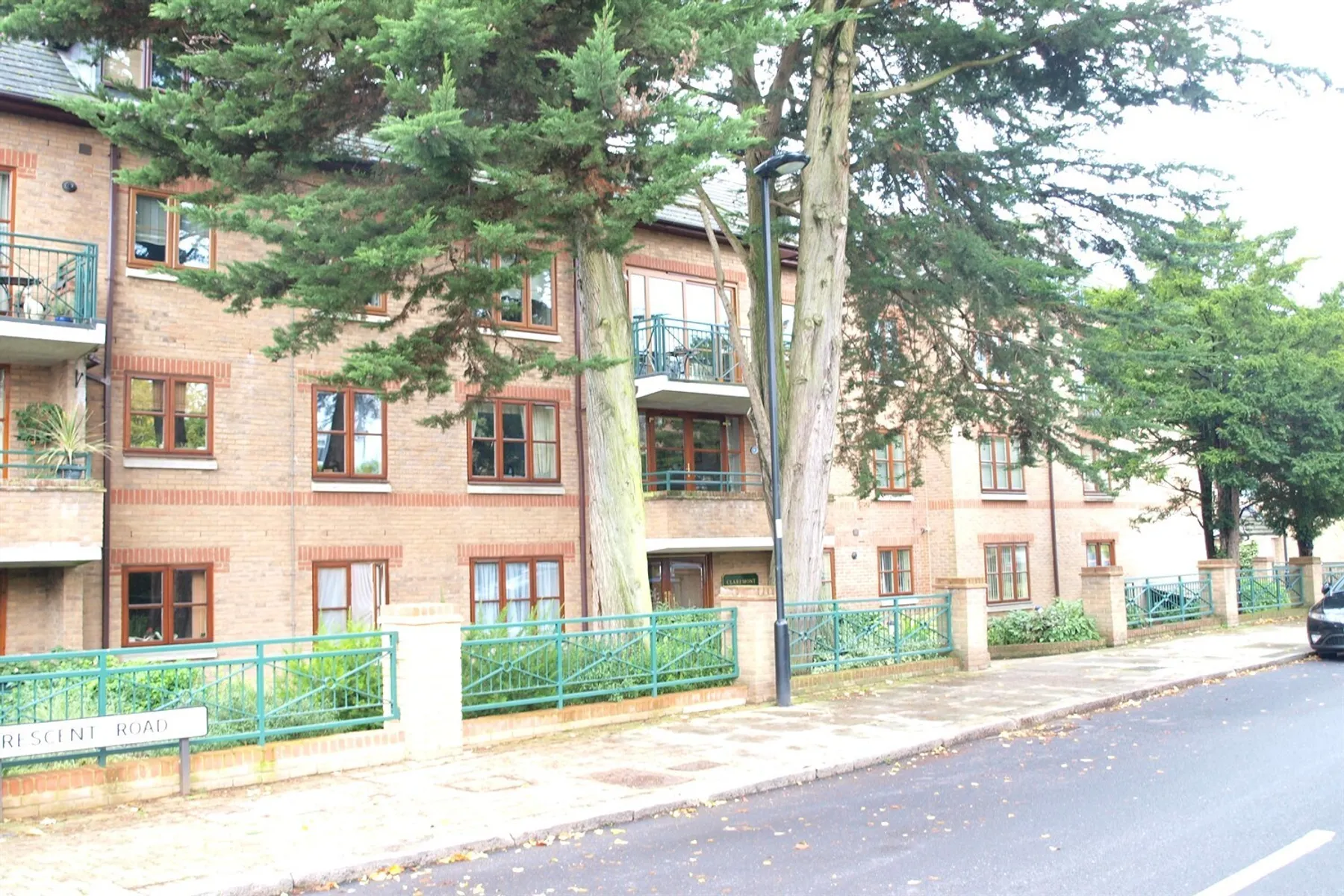 Flat Crescent Road in Greater London