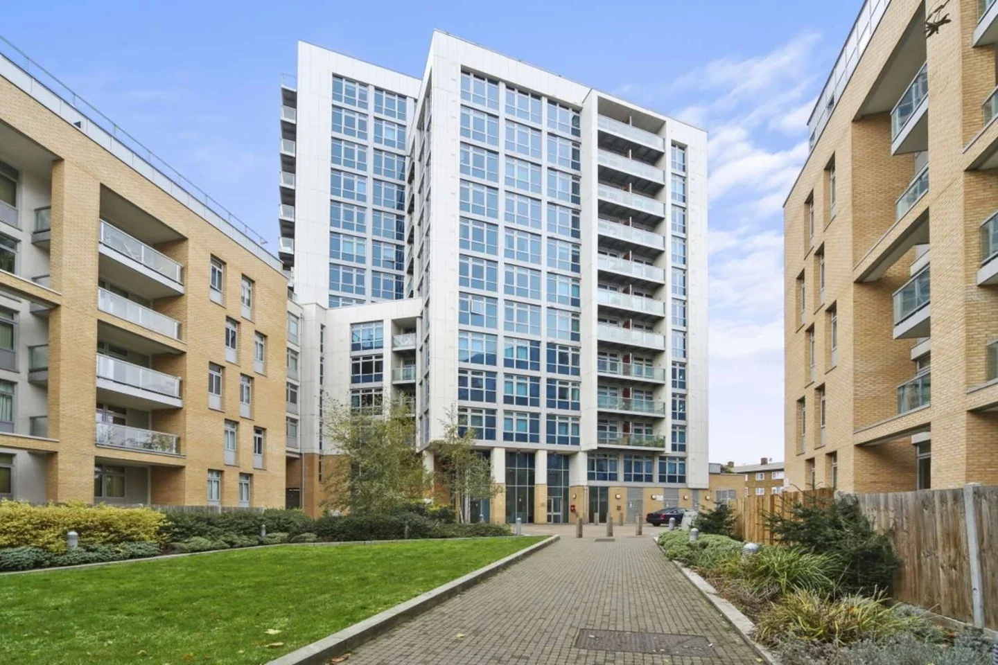 Flat Ross Way in Greater London