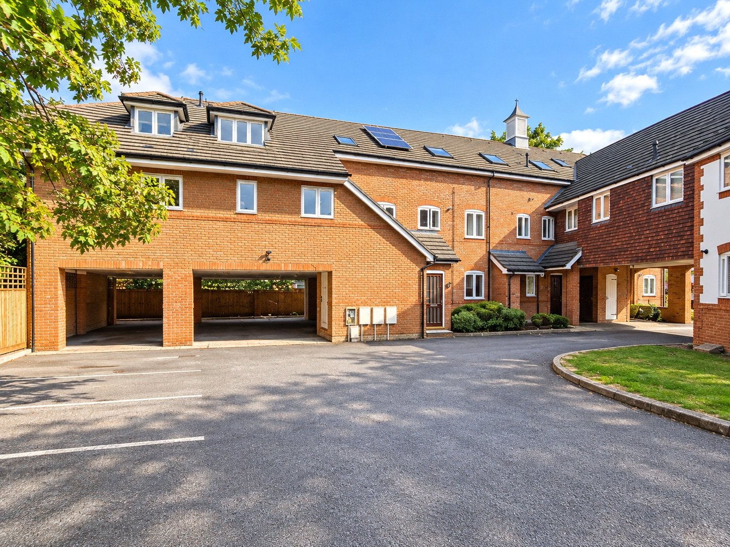 Flat Goldsworth Road in Woking