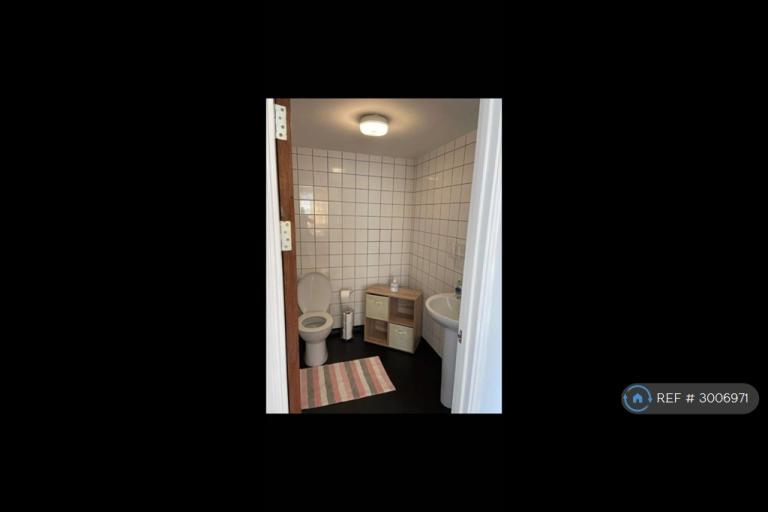 Flat Eaton Crescent in Swansea