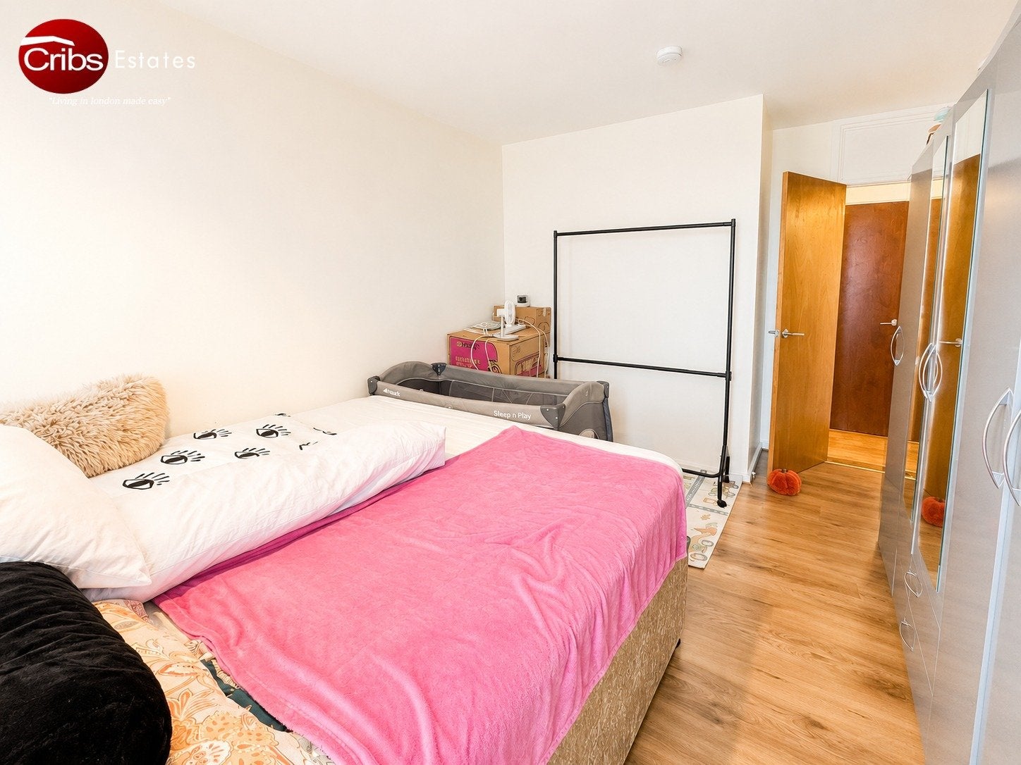 Flat Pincott Road in Greater London