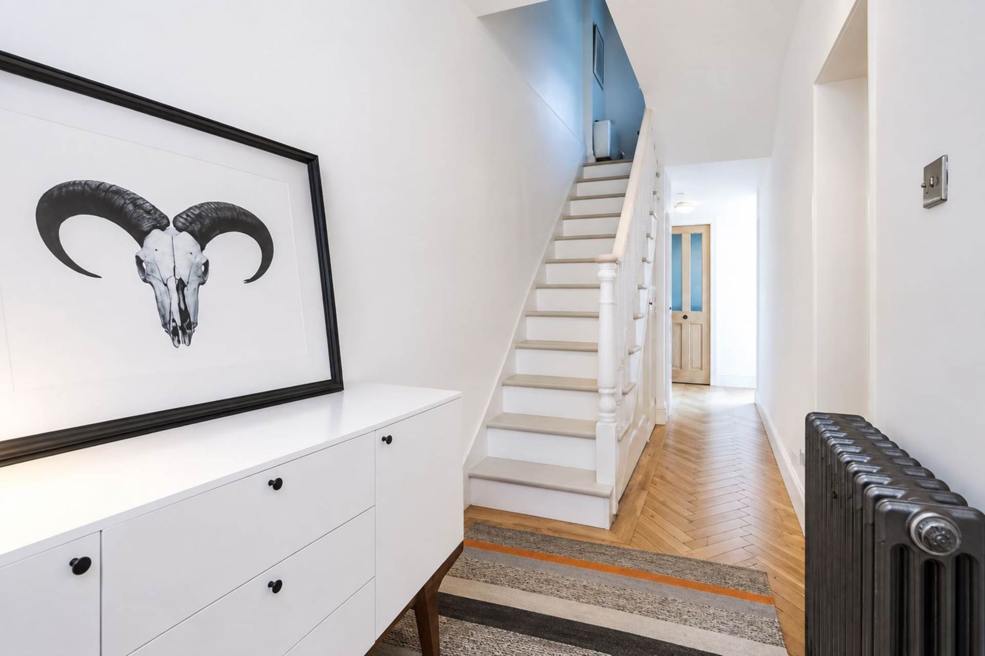 Flat Ferntower Road in Greater London