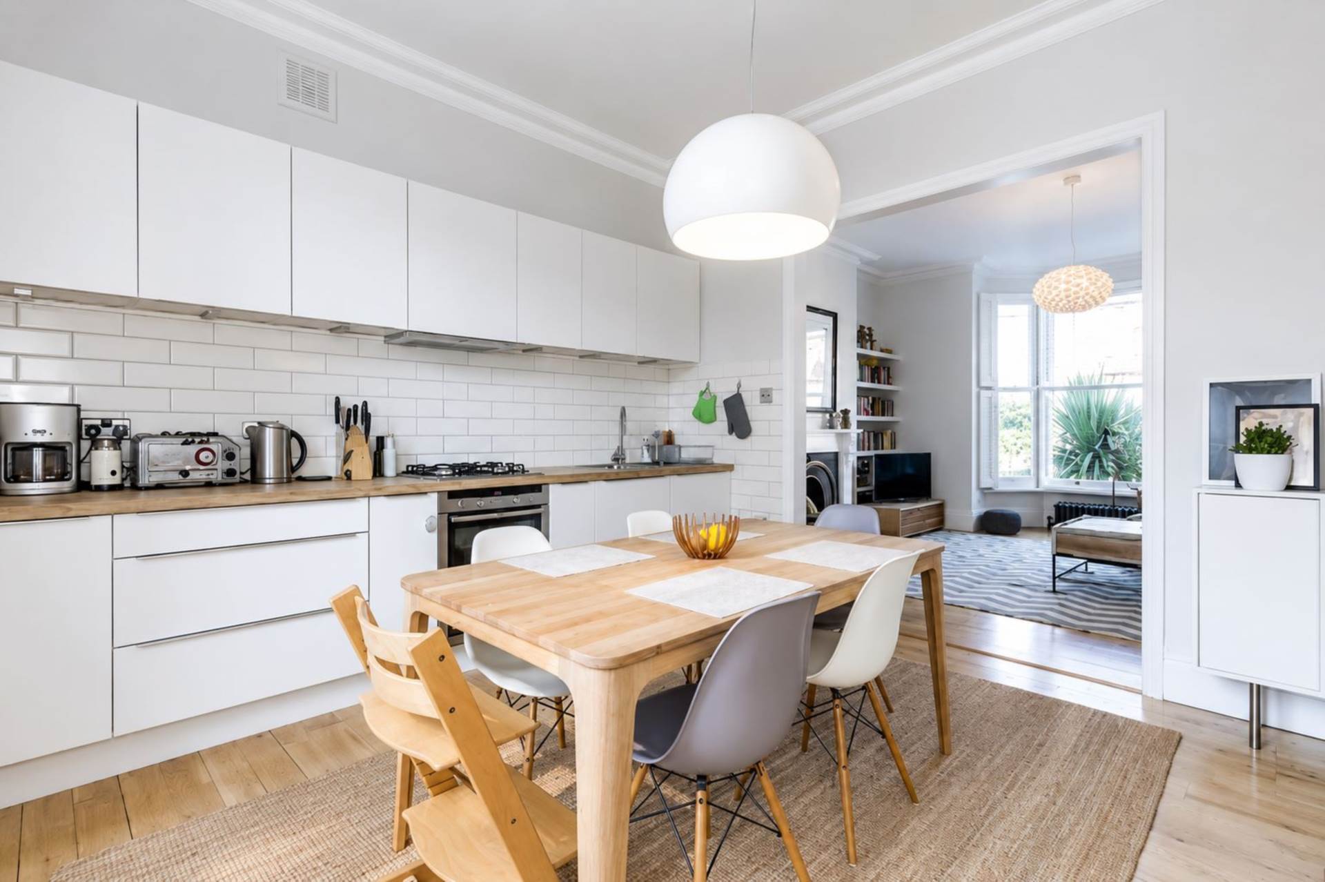 Flat Ferntower Road in Greater London