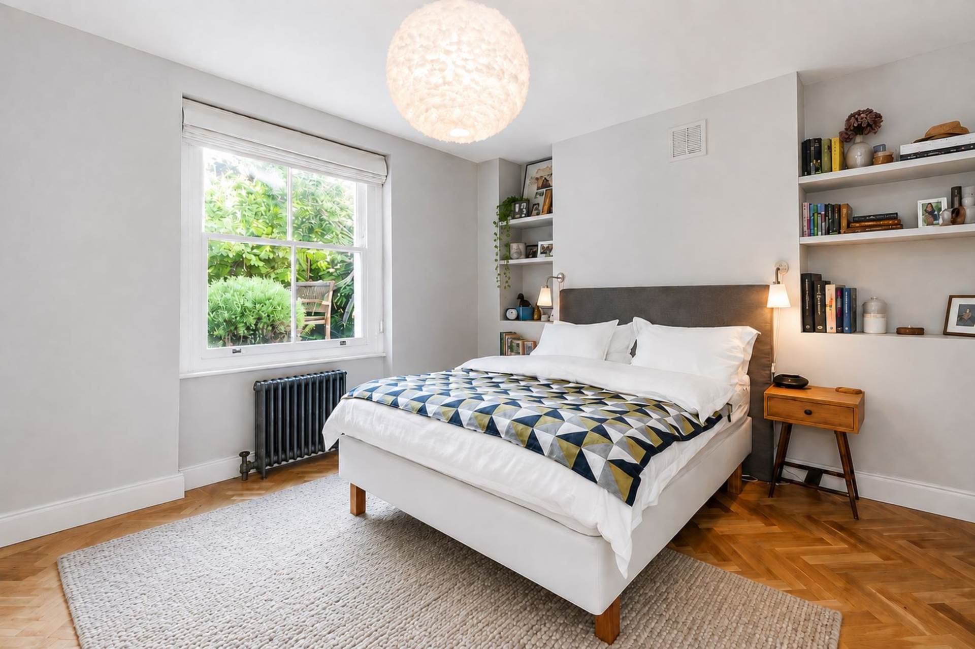 Flat Ferntower Road in Greater London