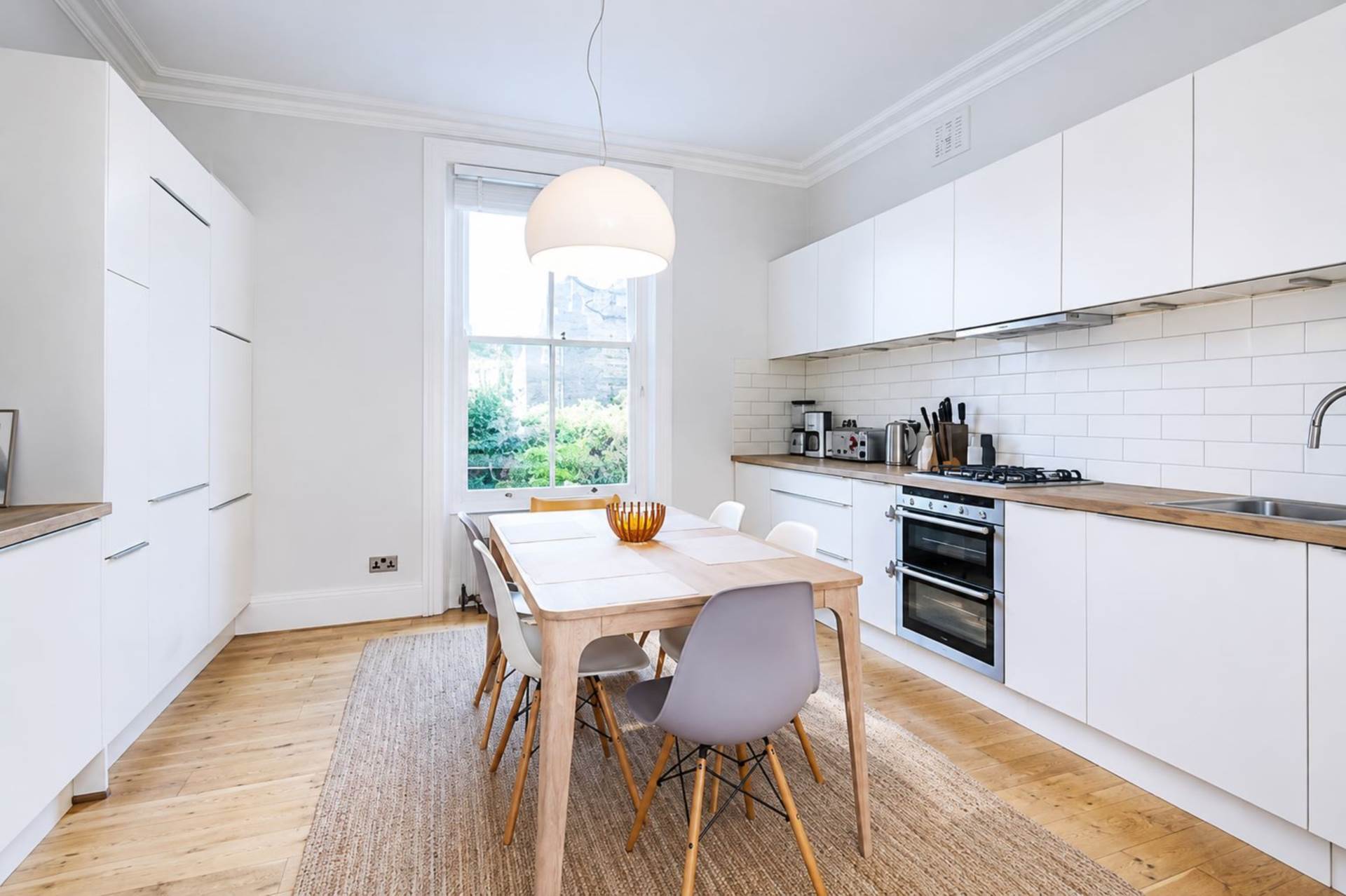 Flat Ferntower Road in Greater London