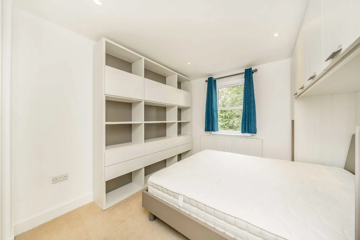Flat Pathfield Road in Greater London