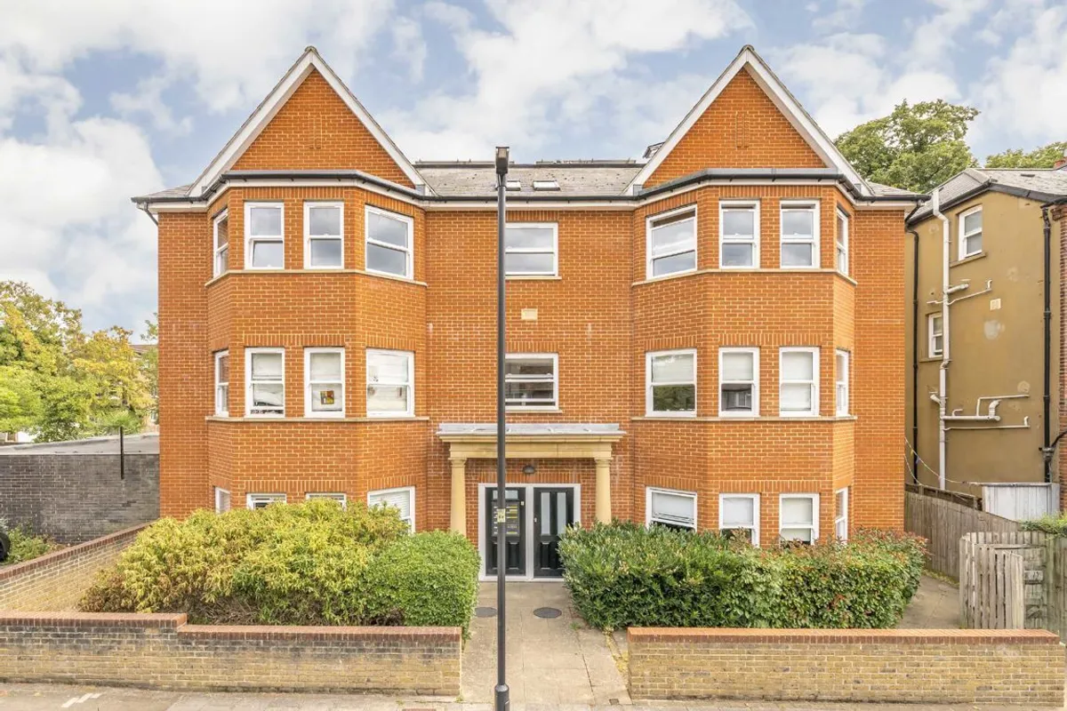 Flat Pathfield Road in Greater London