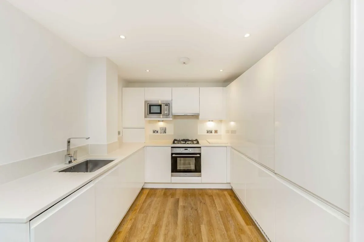 Flat Pathfield Road in Greater London