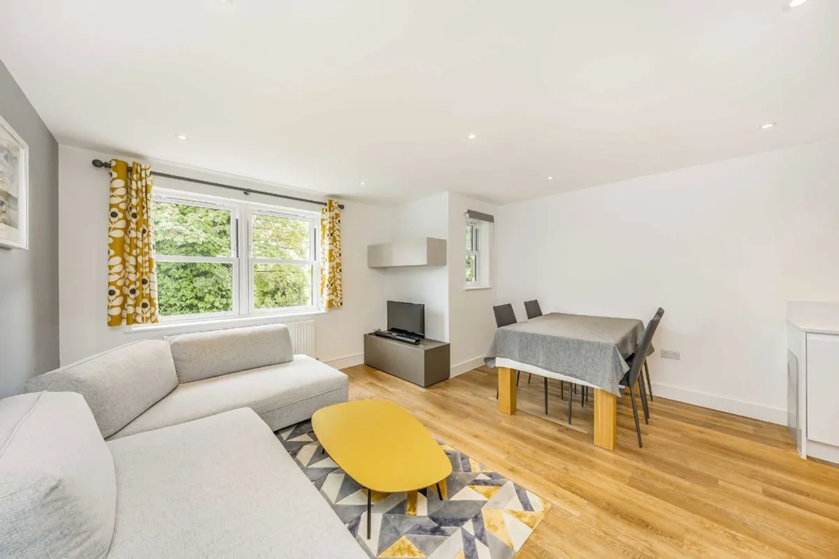 Flat Pathfield Road in Greater London