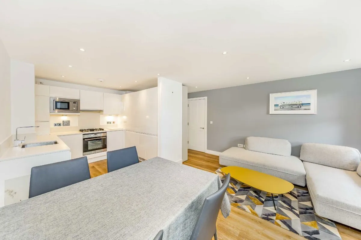 Flat Pathfield Road in Greater London