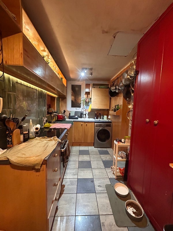 Room Awlfield Avenue in Greater London