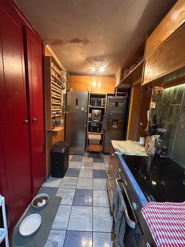 Room Awlfield Avenue in Greater London