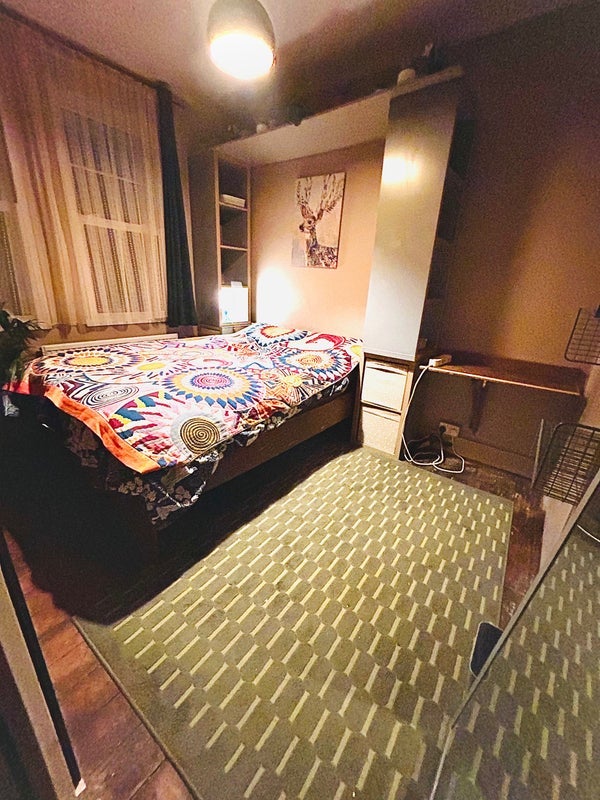 Room Awlfield Avenue in Greater London