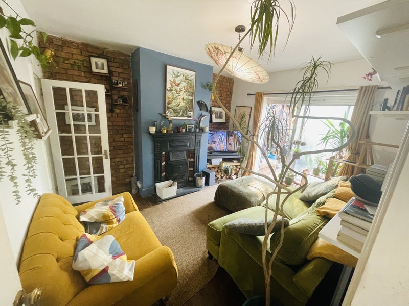 Room Awlfield Avenue in Greater London