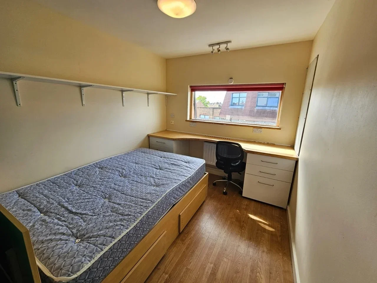 Room Burlington Road in Greater London