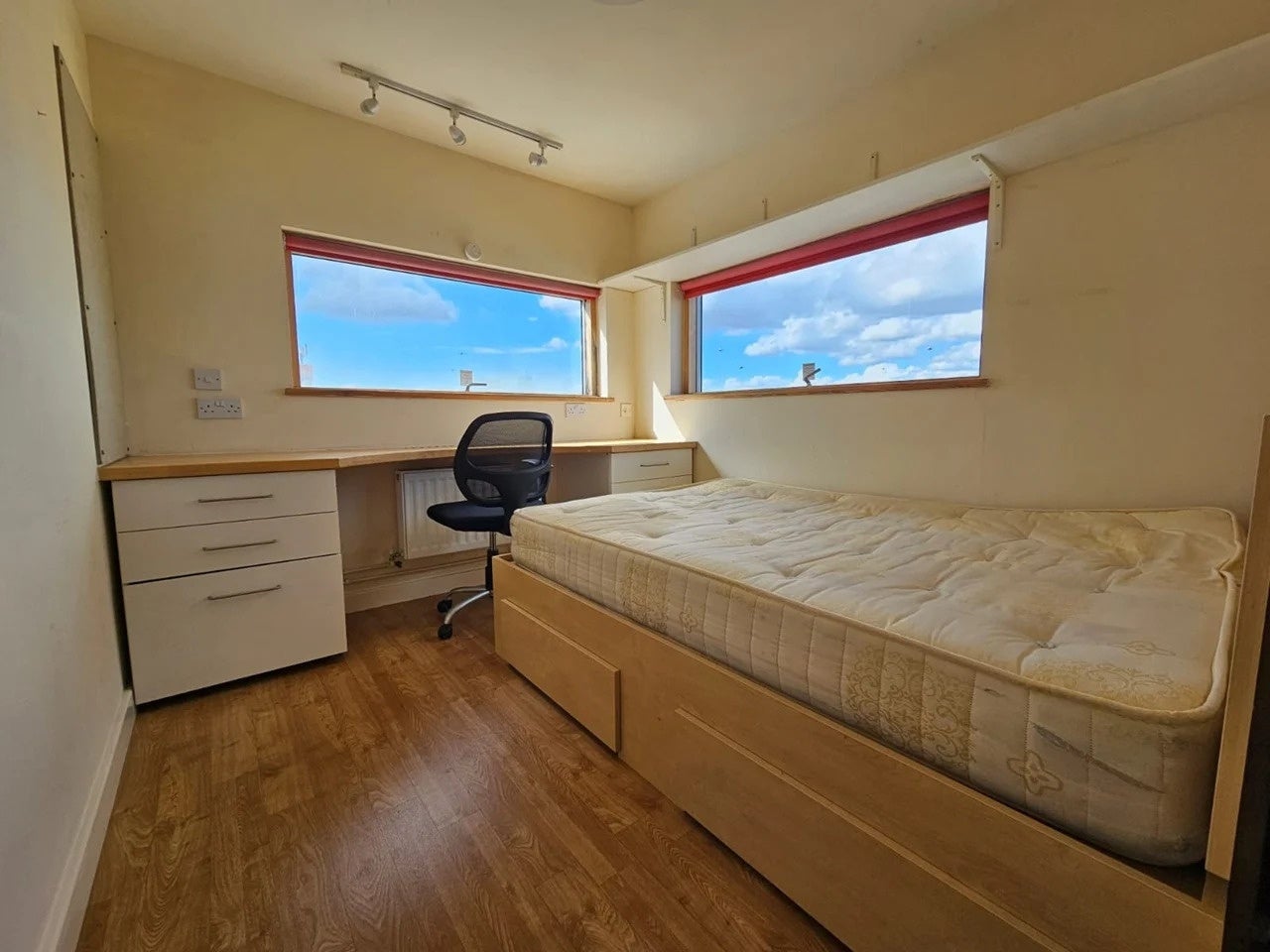 Room Burlington Road in Greater London