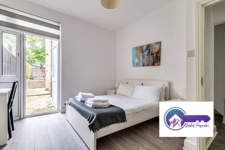 Flat Mostyn Avenue in Greater London