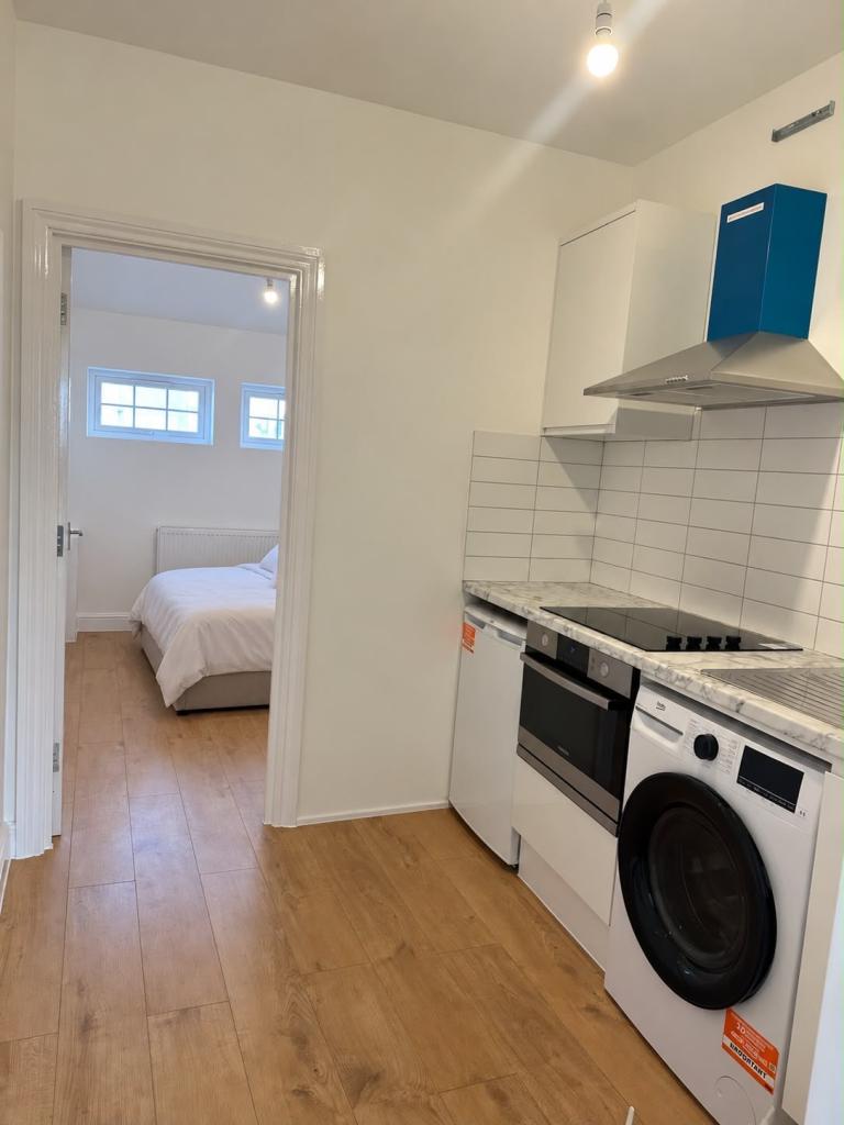 Flat Falcon Crescent in Greater London