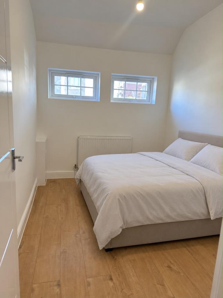 Flat Falcon Crescent in Greater London
