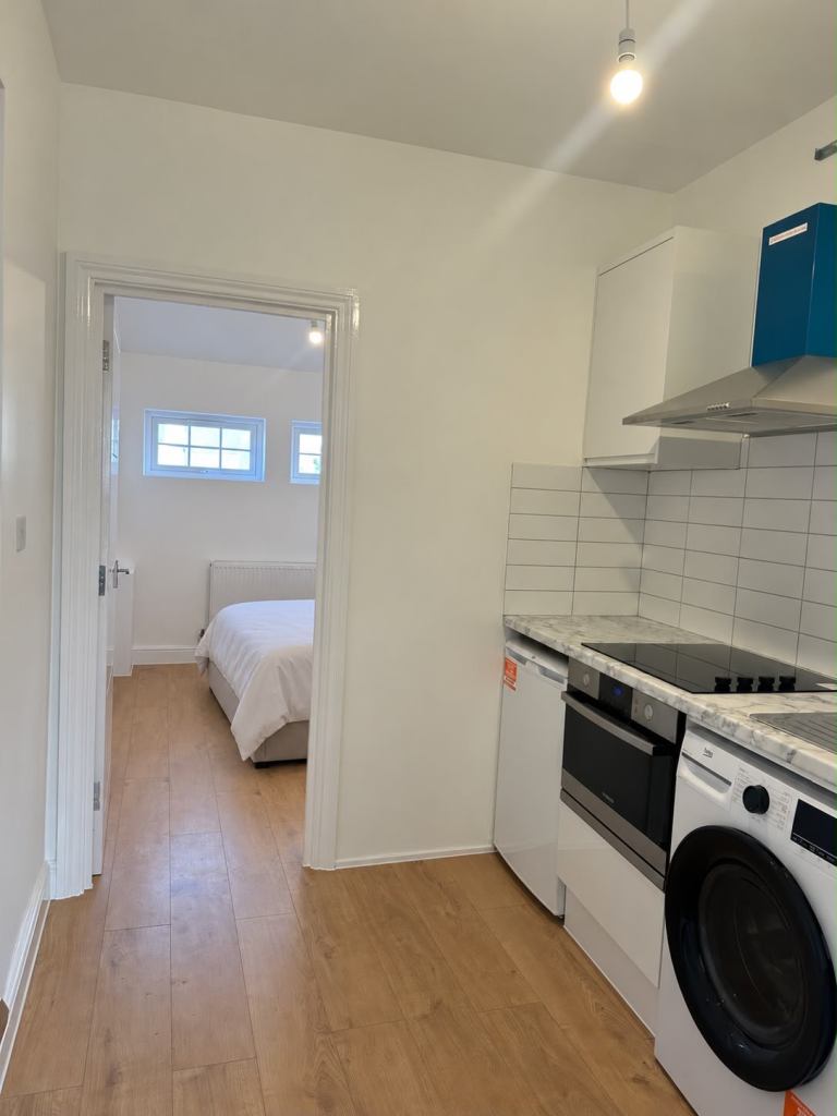 Flat Falcon Crescent in Greater London