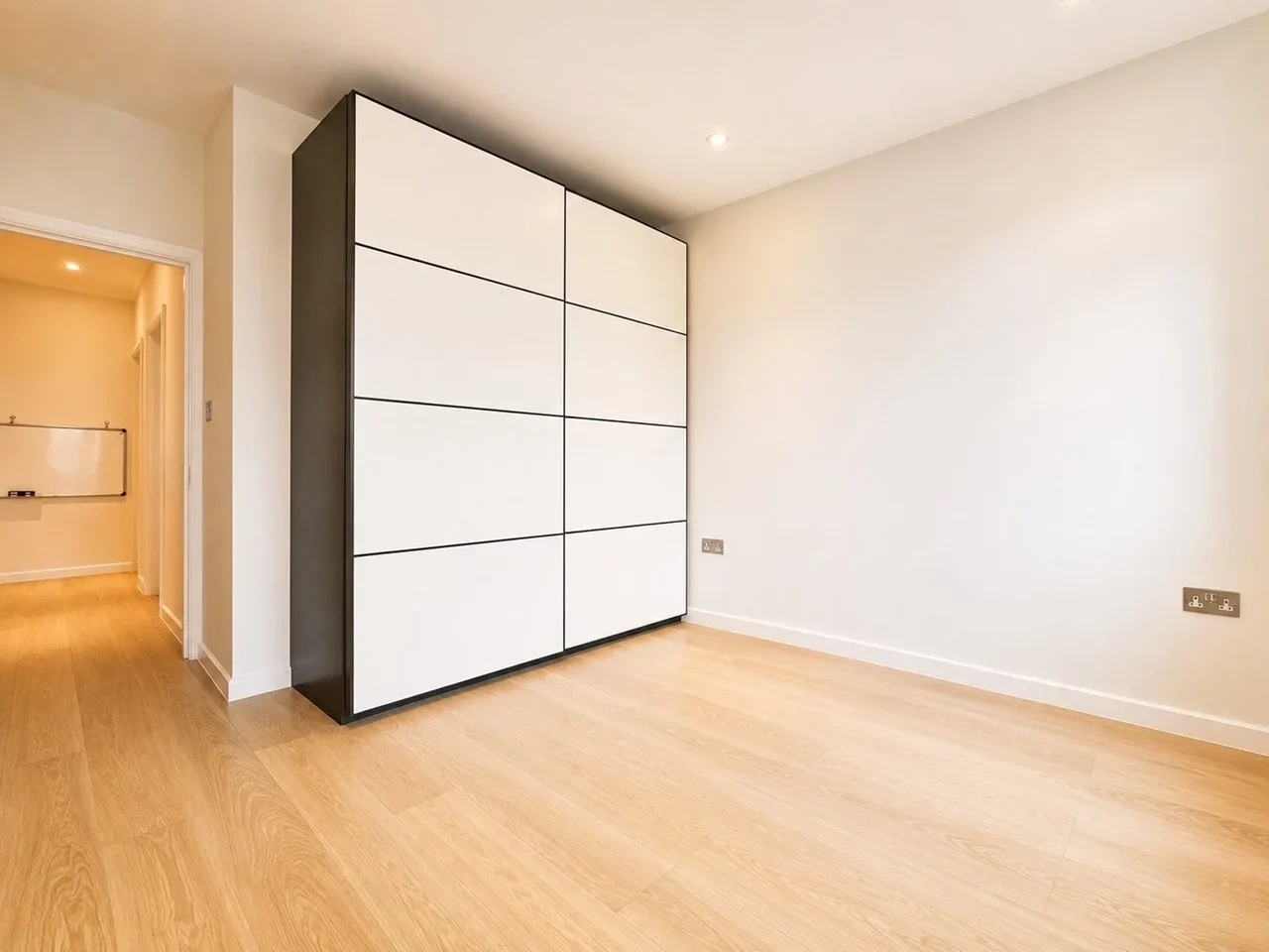 Flat Holden Road in Greater London