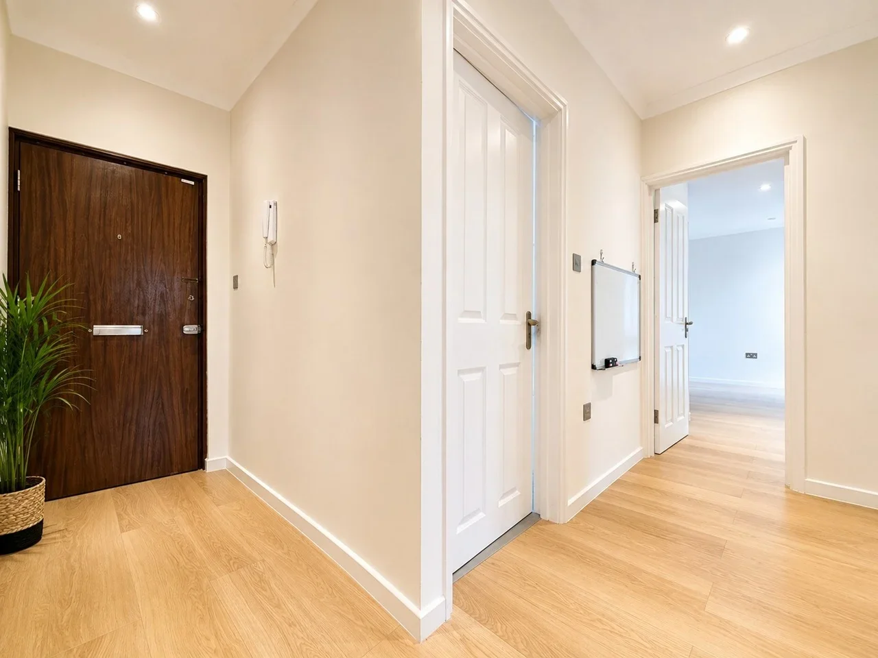 Flat Holden Road in Greater London