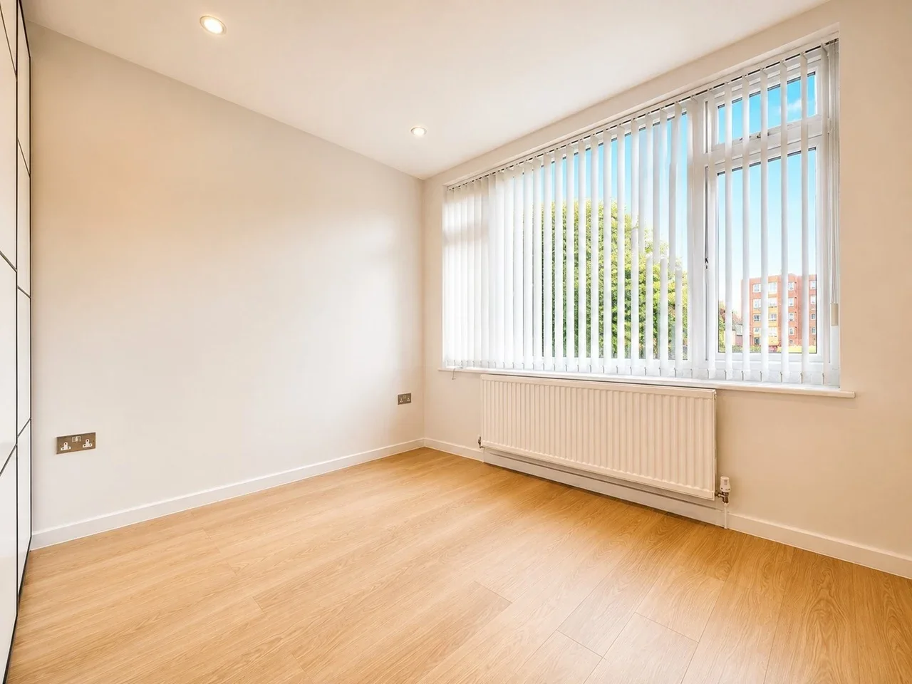 Flat Holden Road in Greater London