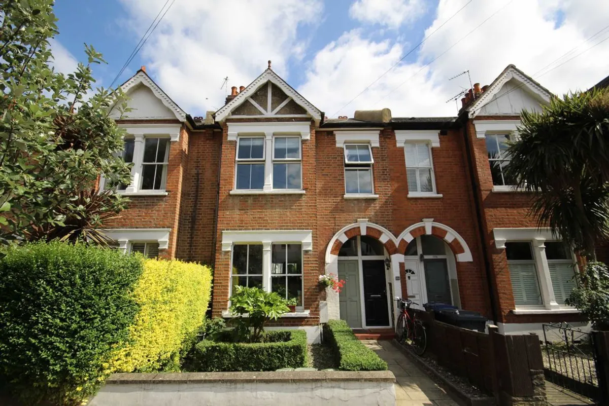 Flat Carlyle Road in Greater London