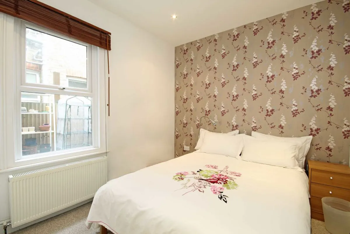 Flat Carlyle Road in Greater London
