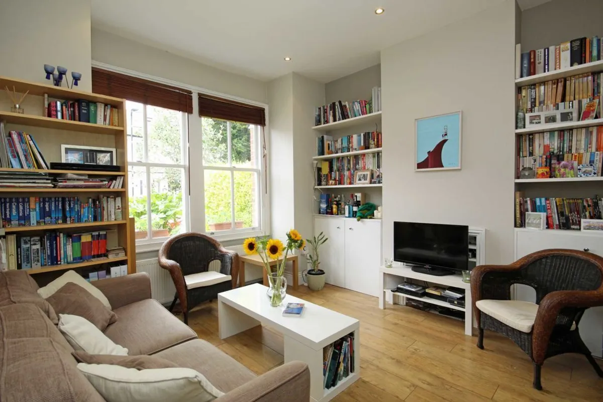 Flat Carlyle Road in Greater London