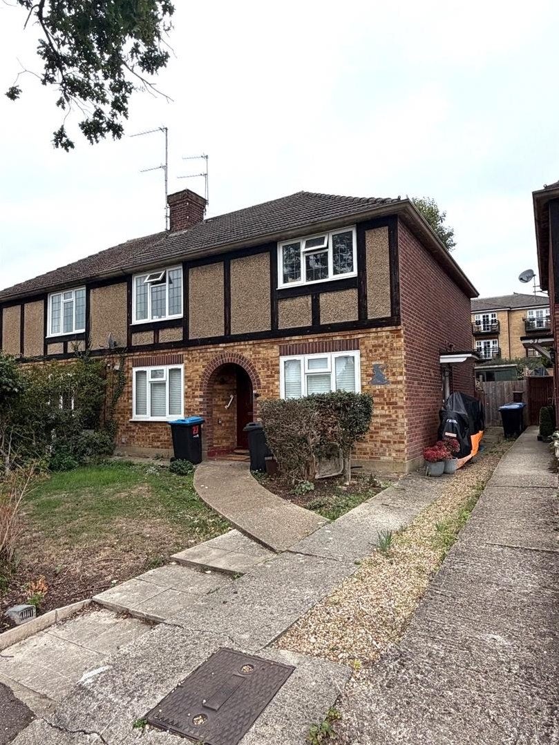 Flat Monks Close in Greater London