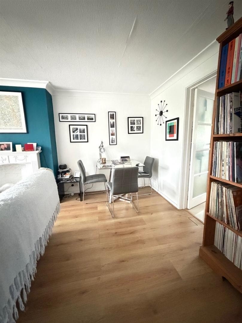Flat Monks Close in Greater London