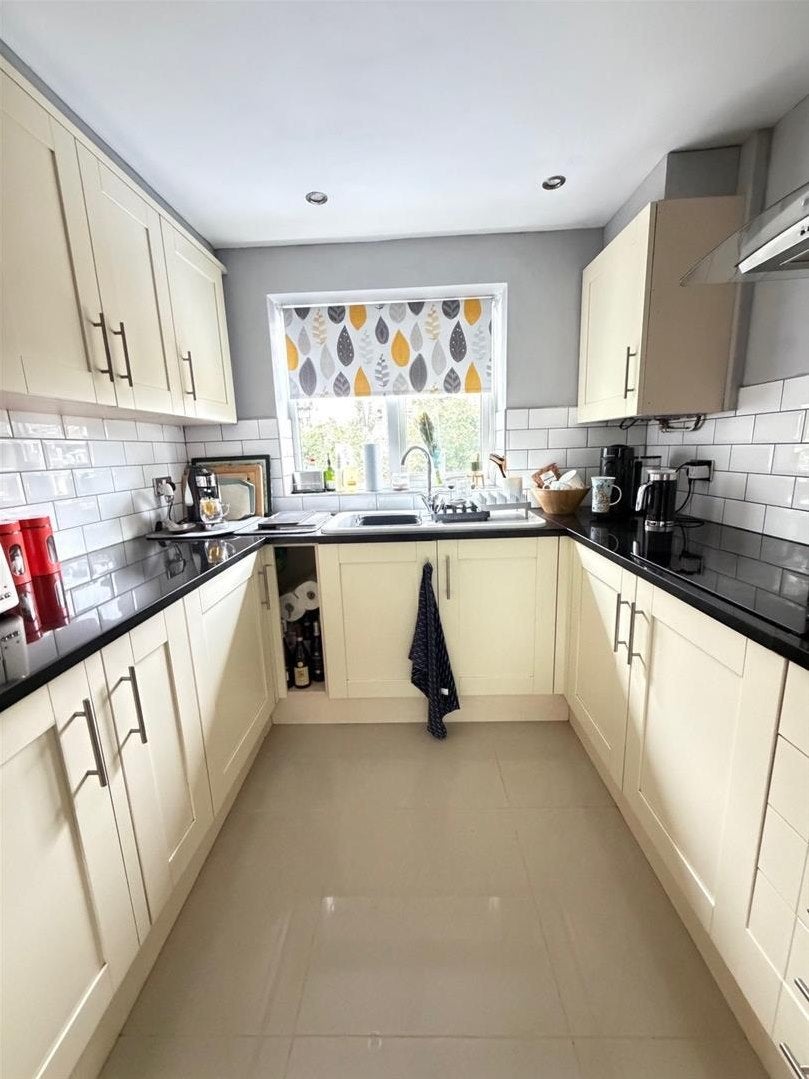 Flat Monks Close in Greater London