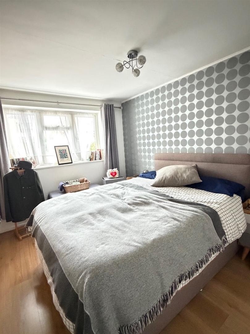 Flat Monks Close in Greater London